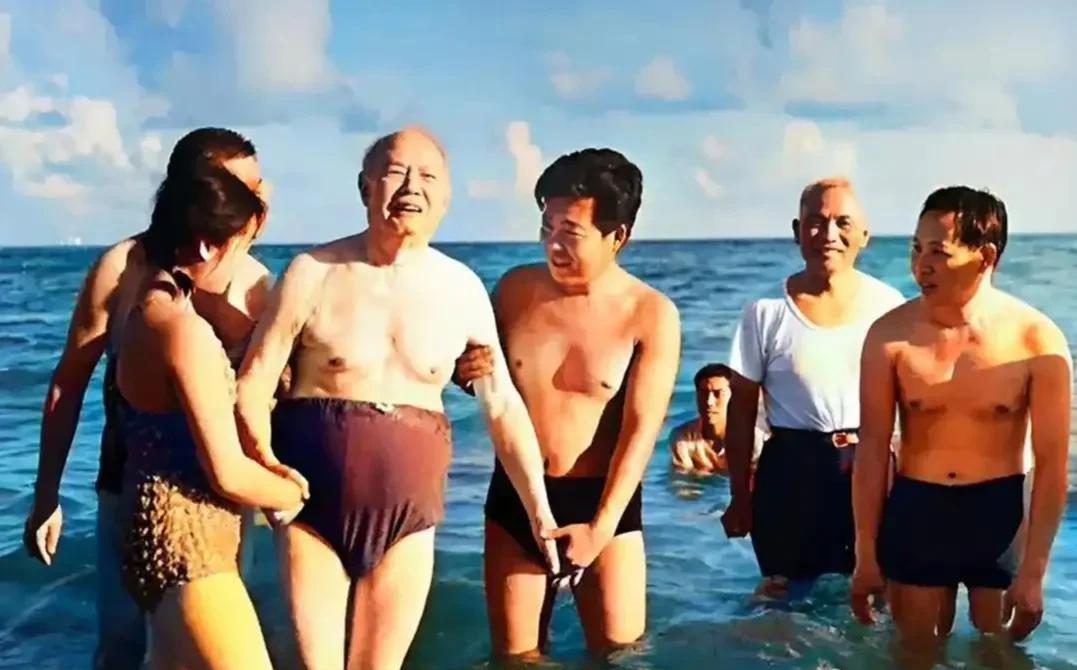 1978年，81岁高龄的叶帅，在海边留下的珍贵照片。照片里叶帅刚游完泳，身边的工