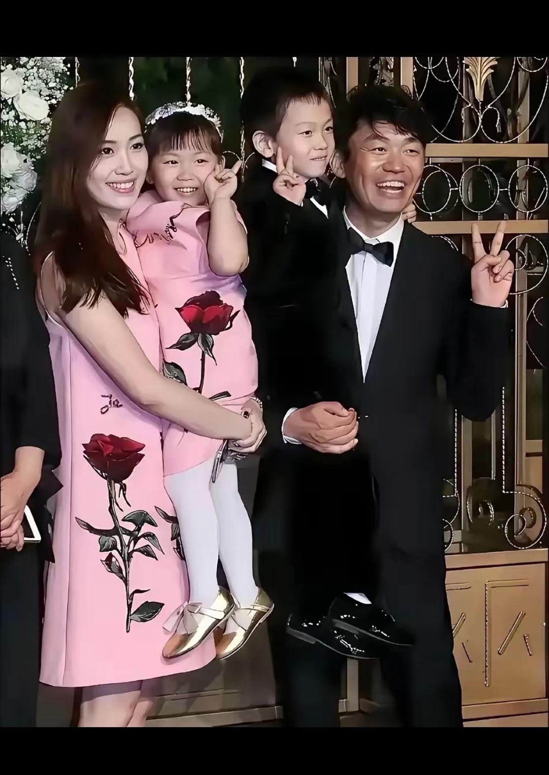 估计现在她肠子都悔青了吧！要是早让她出去打工，吃一下苦，估计也办不出来这么丢人