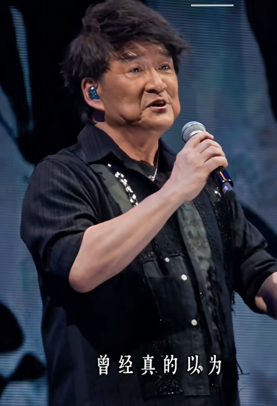 歌老了，哥也老了，歌却一样好听，不愧是当年的法拉利。周华健出生在香港米店家庭，年少时就爱上吉他，爱唱