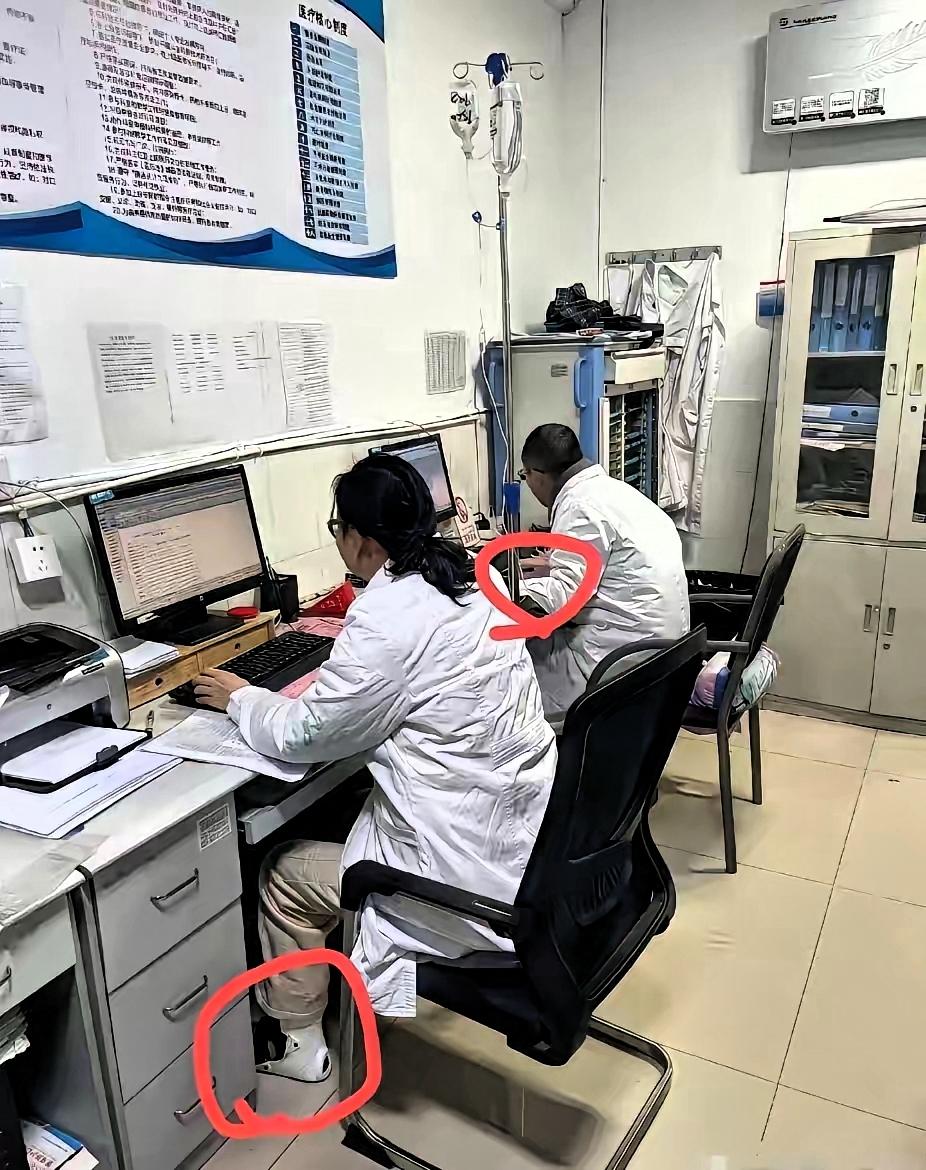 如果你在医院医生办公室看到这样的场景，还会觉得看病难、看病贵吗？还会对医务工作者