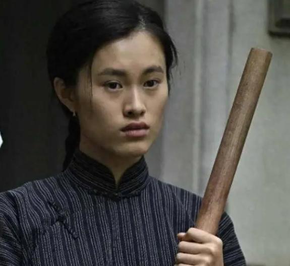 1950年，吴石被捕前，把保姆林阿香叫到书房，拿出2根“小黄鱼”，对她说：“阿香