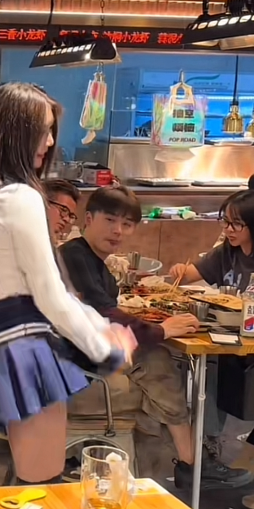 估计这个男的晚上要睡不好了！