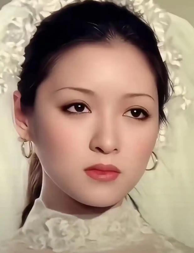 1994年，41岁的胡因梦没结婚就生了个女儿，外面的人拼命打听孩子爸爸是谁，她直