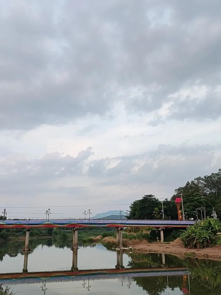 我手机里有张超美的AI美图，是个粉墨挑染青丝的小姐姐。她杏眸含着暖光，就像藏着星