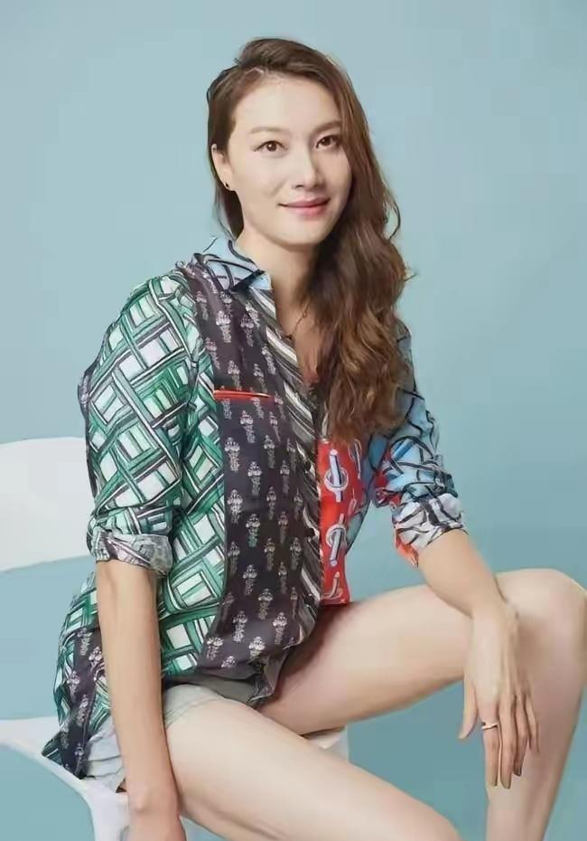 谢杏芳原谅林丹出轨，压根就不是为了孩子妥协。当年林丹被曝出轨的时候，谢杏芳还在坐