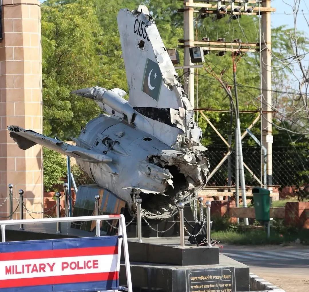 印度展示击落的巴基斯坦空军的F-16！[6]但是，这玩意根本就不是F-16的残