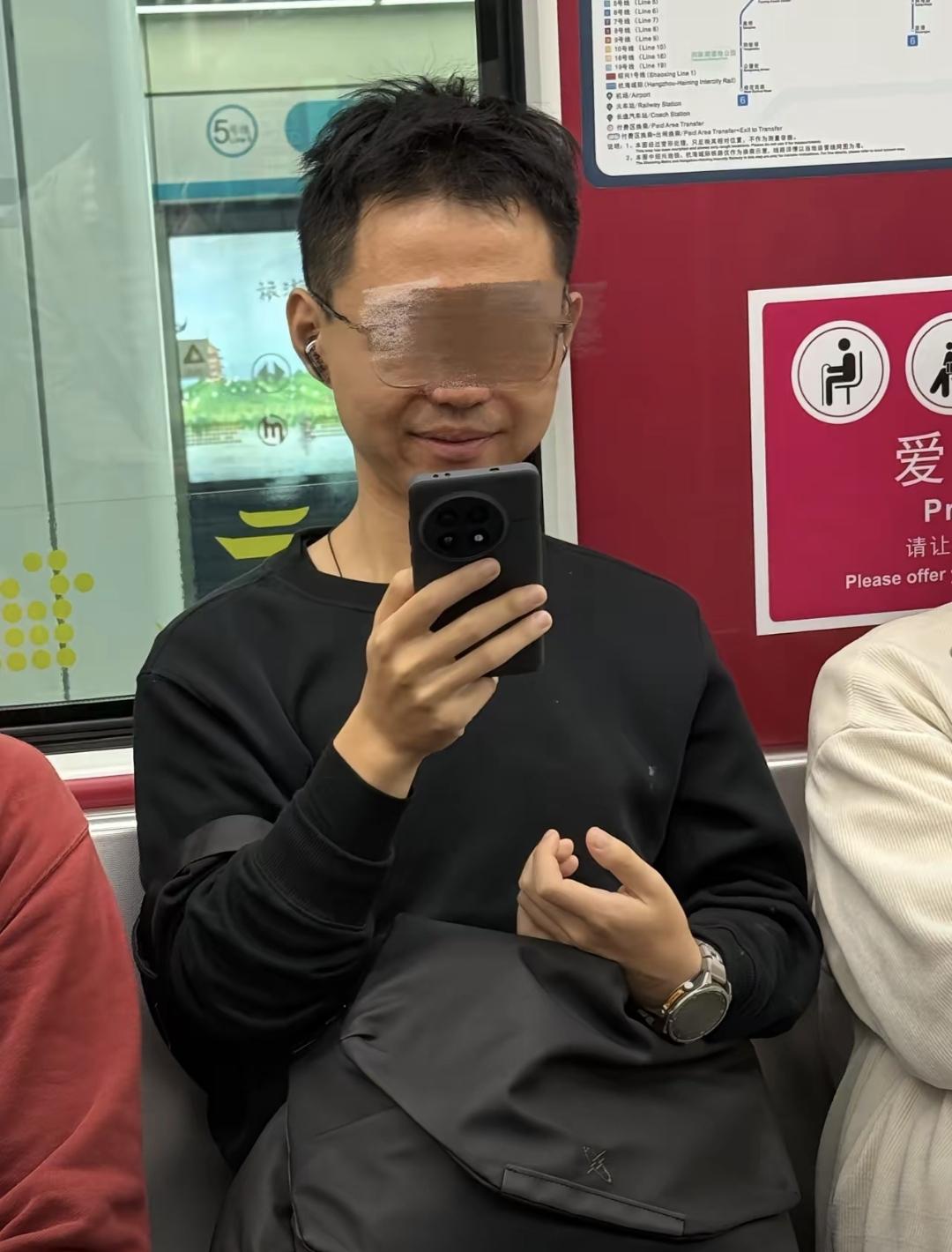 最近常坐杭州5号线的人发现个怪事，有人专门盯着乘客看，你敢动他就报警。警察来了要
