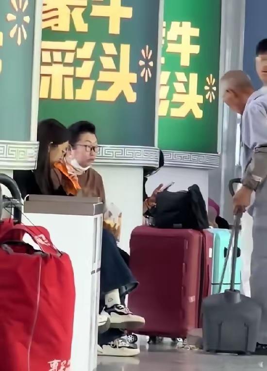 素质败坏的父母！没教养的女儿！这一家三口全网社死了！5月8号，呼和浩特高铁大厅，
