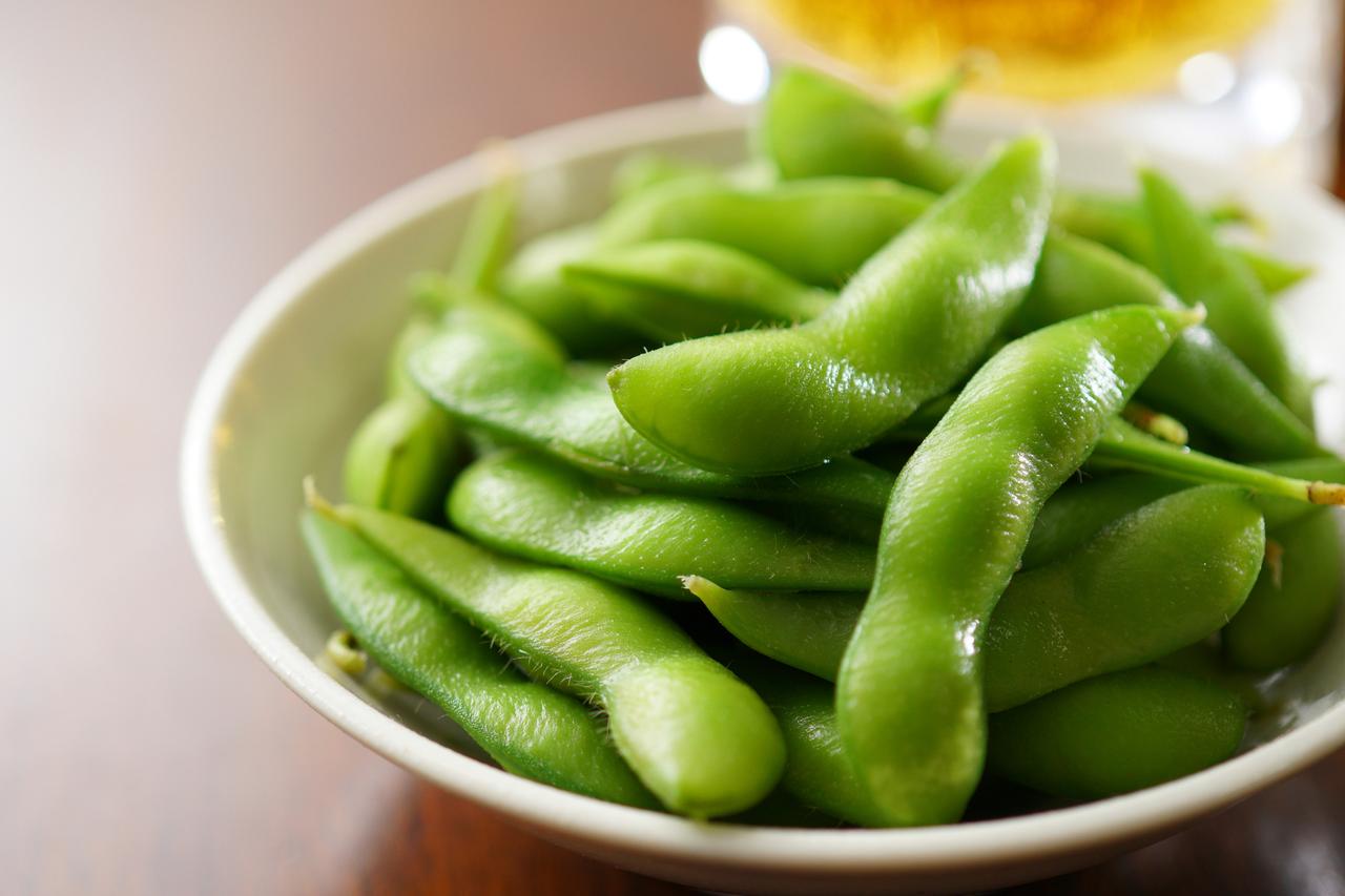 毛豆这东西，明明是绿油油的，怎么一煮出来就变得黄不拉几的？很多人以为是火候没掌握