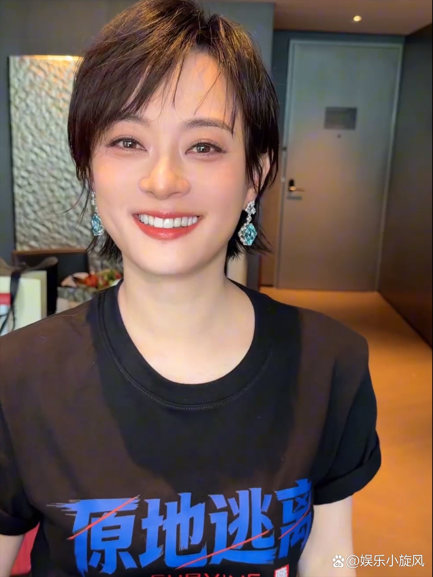 孙俪化妆师换成了金鹤龙，就是白鹿常用的那个。白鹿跑男妆造都是金鹤龙化得，孙俪宣传