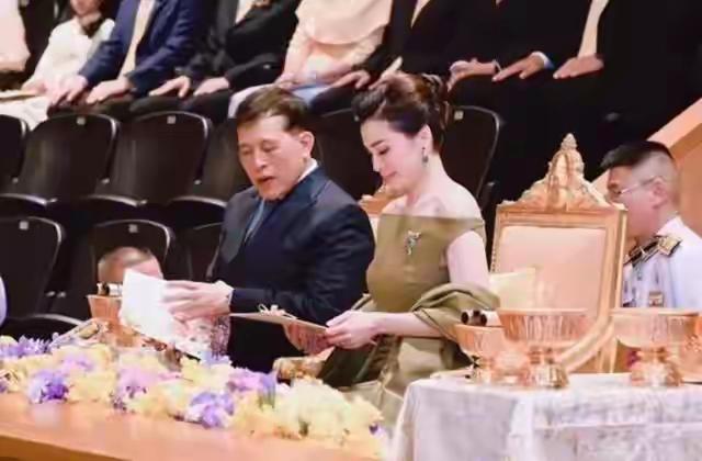 苏提达王后在泰王衬托下，显得肤如凝脂，四十七的她保养得真好。其实她也很美，是大气