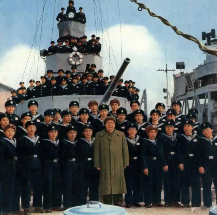 4月23日，据央视新闻直播间报道，今天是中国🇨🇳人民解放军海军成立77周年纪