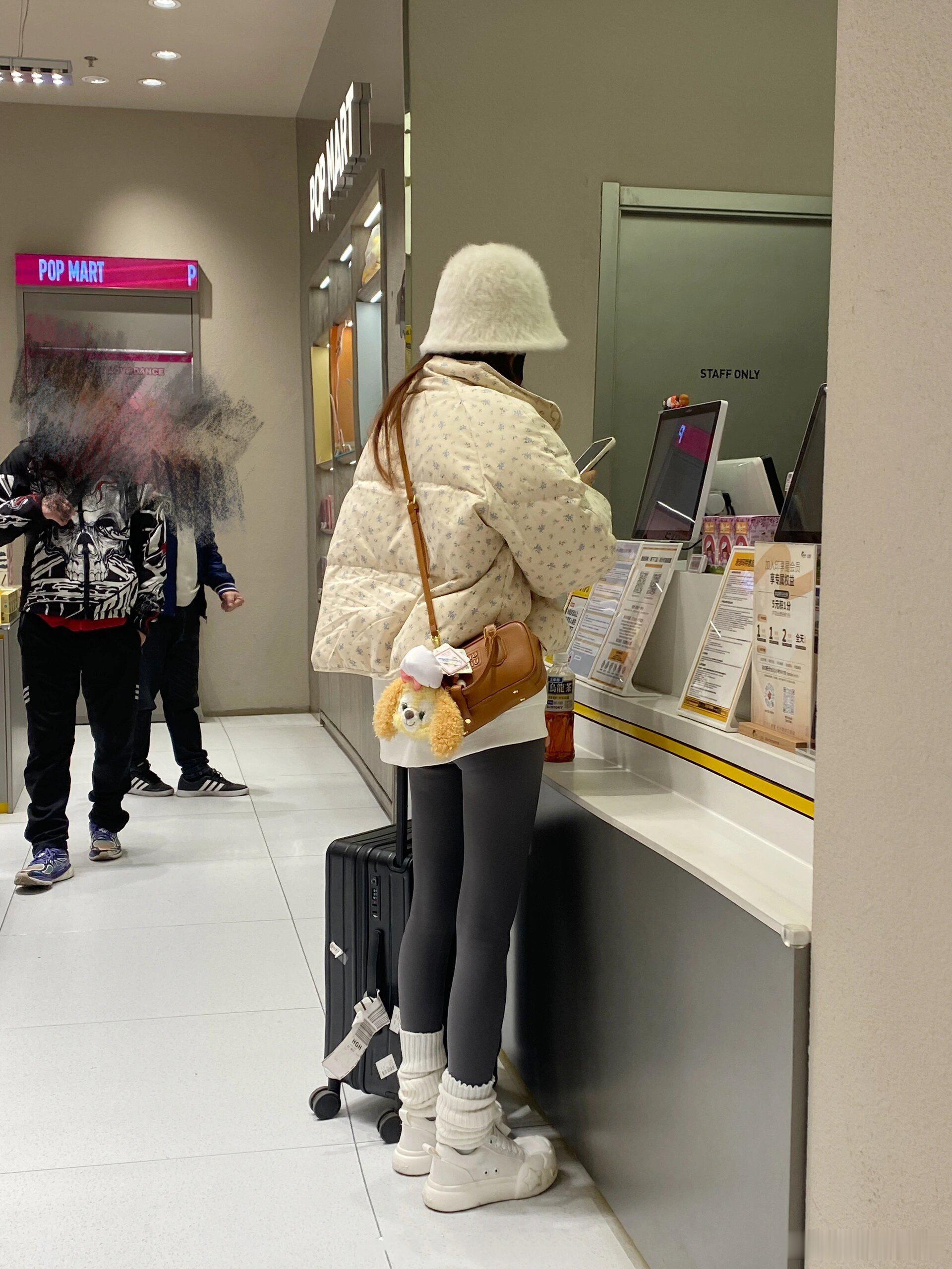 感觉有钱人真的很低调，，，两个人里面必须有一个很有钱