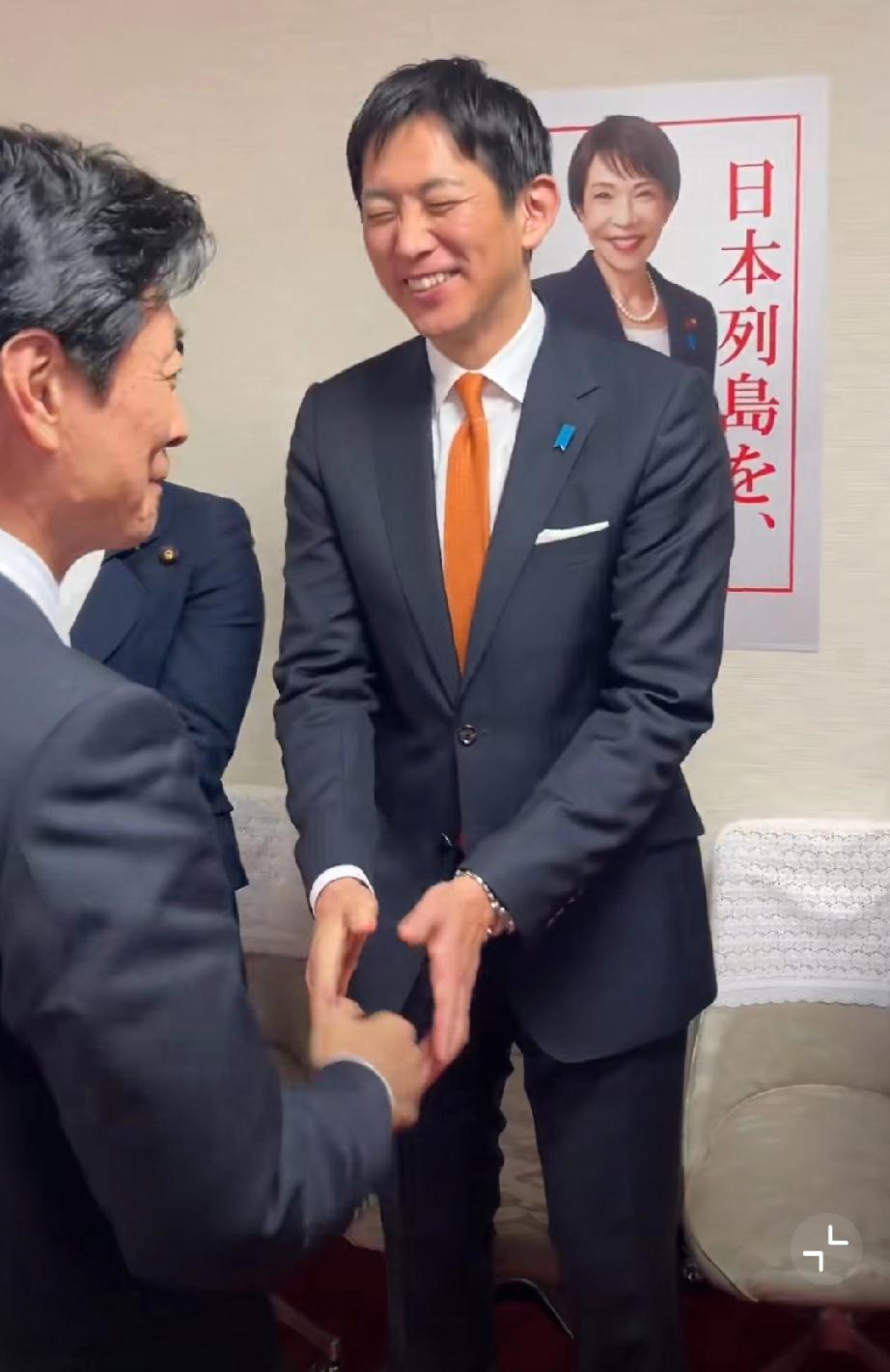 从墙上挂的这张高市早苗大幅照片就可以看出：当下的日本军国主义有多么狂热！