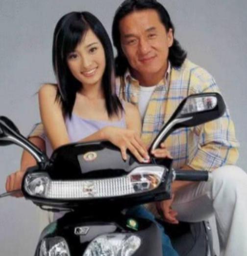 2003年，49岁的成龙和17岁的杨幂拍了一个广告，结账时，成龙拿到了50万，杨