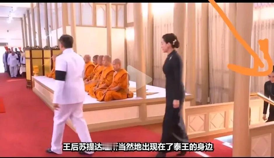 诗妮娜真正回归王室了。2月7日，已故王太后诗丽吉的亲戚去世，泰王玛哈带着家属亲