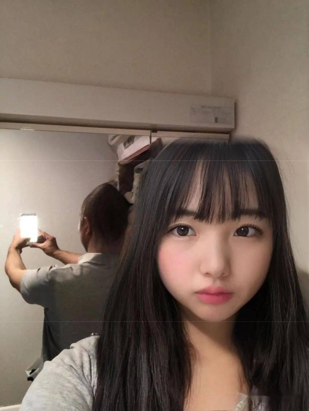 笑话：小王刚到公司上班，早上拿一包泡面刚要泡吃，就看到群里有位女士发消息：本人怀