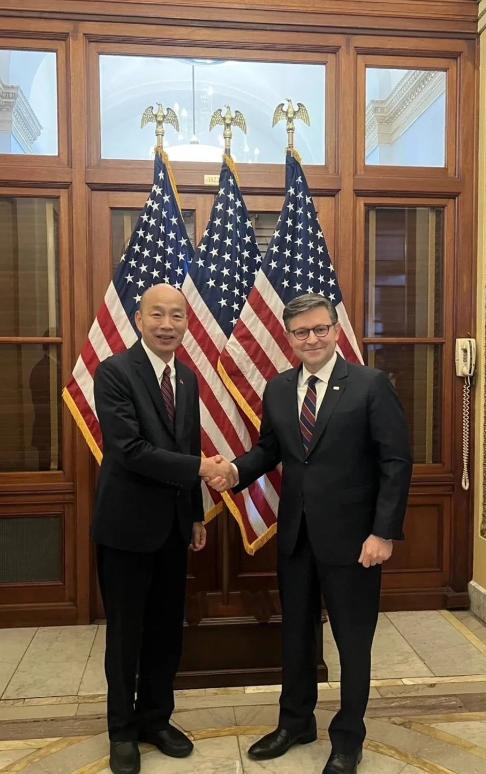 韩国瑜返台前单独会晤美众议长约翰逊，突破“非官方”限制。其一行人此前已与40余