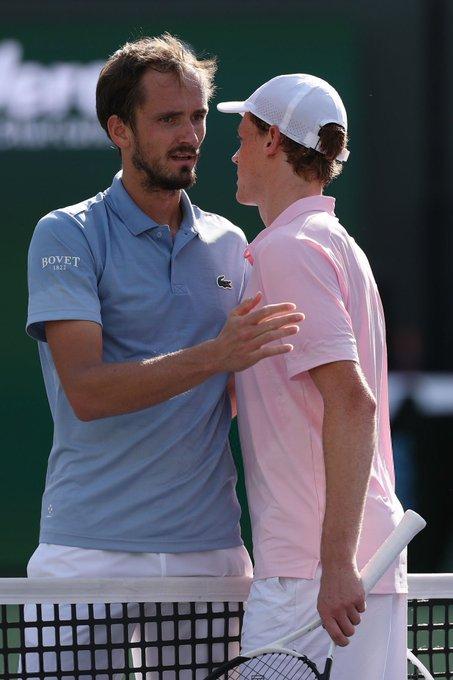 辛纳在发布会上称赞了梅总。“我觉得他打出了非常非常棒的网球。他非常自信，今年