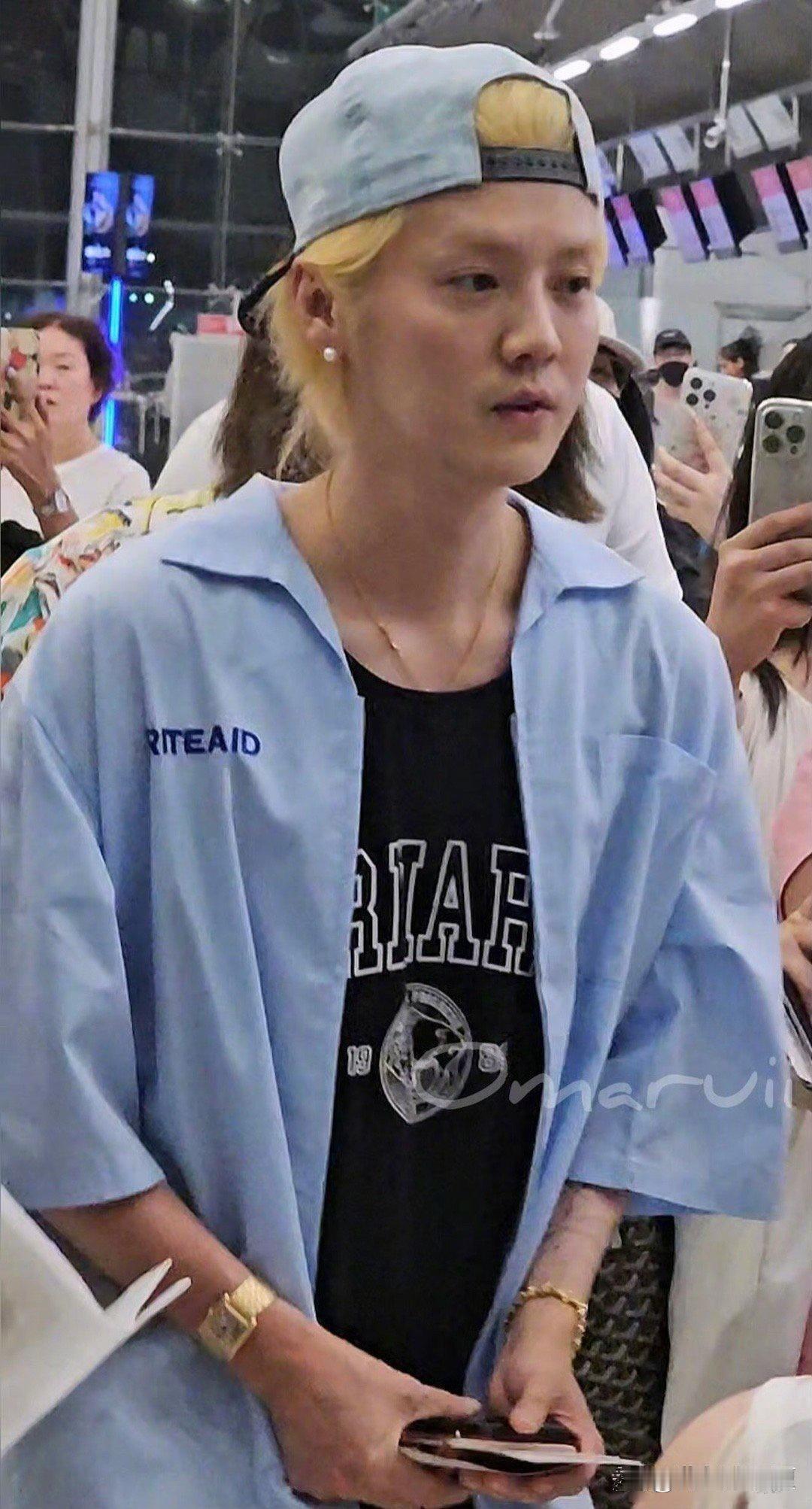 鹿晗高清原生无修照片曝光，平心而论，以男艺人的标准来看，他如今的状态究竟算得上什么档次？​