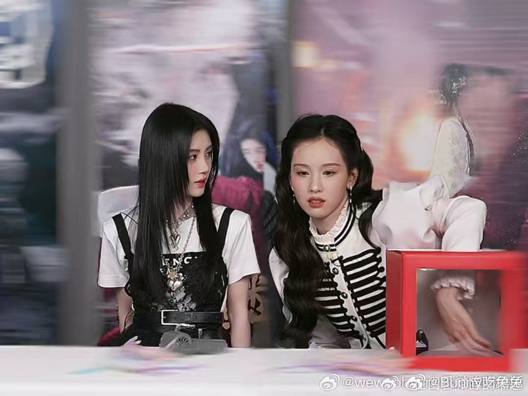 鞠婧祎陈都灵比心鞠婧祎陈都灵默契年度搞笑名场面！鞠婧祎陈都灵比心全程不搭边，没