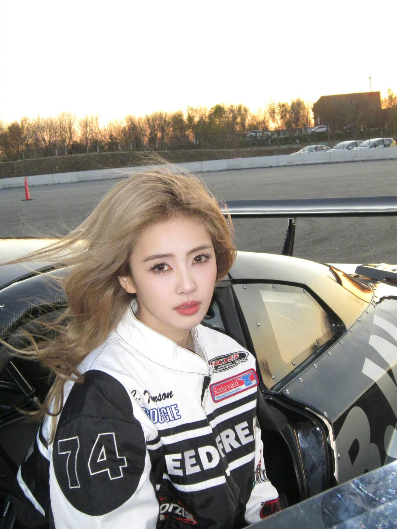 白鹿真会挑日子！白鹿在北京街头的一幕！傻姑娘白鹿真会挑日子！北京最冷的一