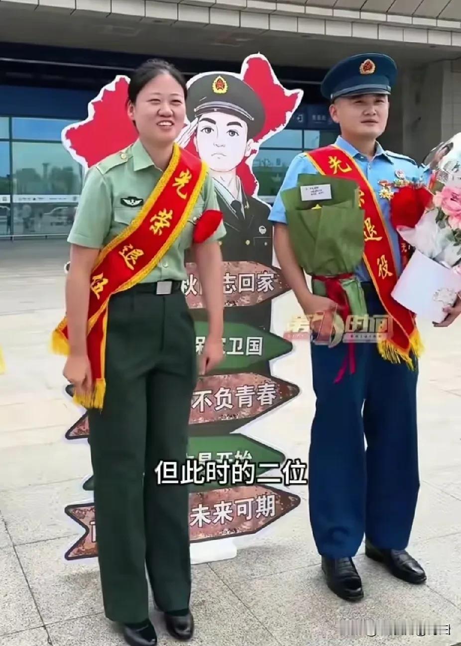 “缘分天注定！”安徽宿州东站，两位妈妈在出站口等候各自退伍的孩子，闲聊时发现巧合