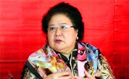 1988年，“小常宝”齐淑芳带领30名演员留美不归，背叛祖国抛弃丈夫，并恶狠狠对