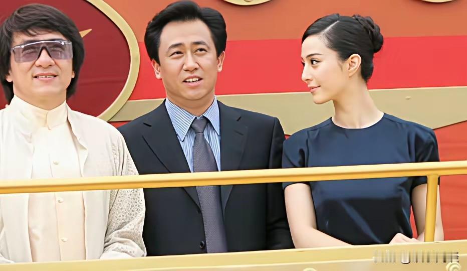 重温一张旧照，定格了鼎盛时期的许家印与成龙等人相聚的画面。巅峰阶段的许家印风光