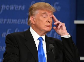 面对中国的强硬，特朗普有点恼羞成怒，他在社交平台写道，“中国这步走砸了，彻底慌了