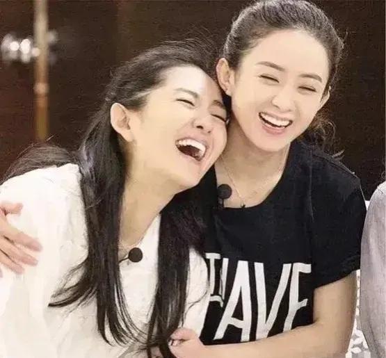 有一次，谢娜打去电话给赵丽颖：“二弟啊，我最近手头有点紧，你能借我点钱么？”赵