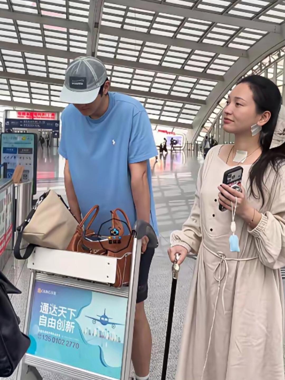 金莎脖子上有草莓印，这两个人也太激动了，金莎和孙丞潇哪里像隔辈人啊！看起来真的就