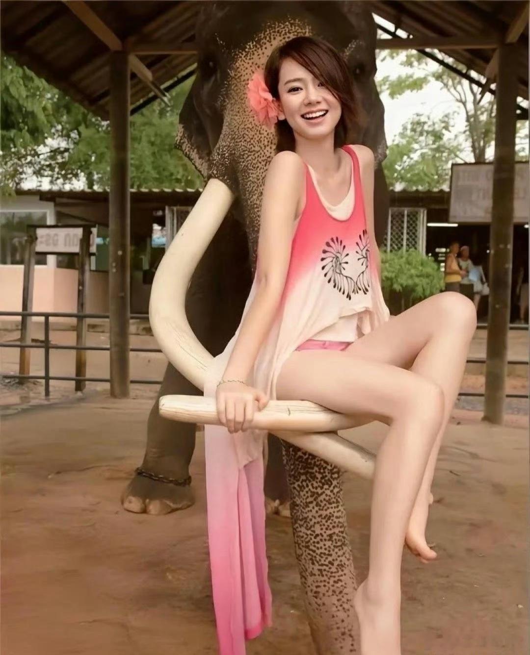 戚薇年轻的时候是真嫩，笑容太有感染力了