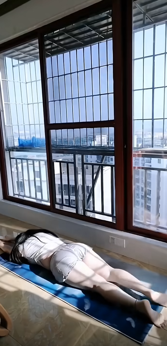 不想出门就在家里晒晒背吧！