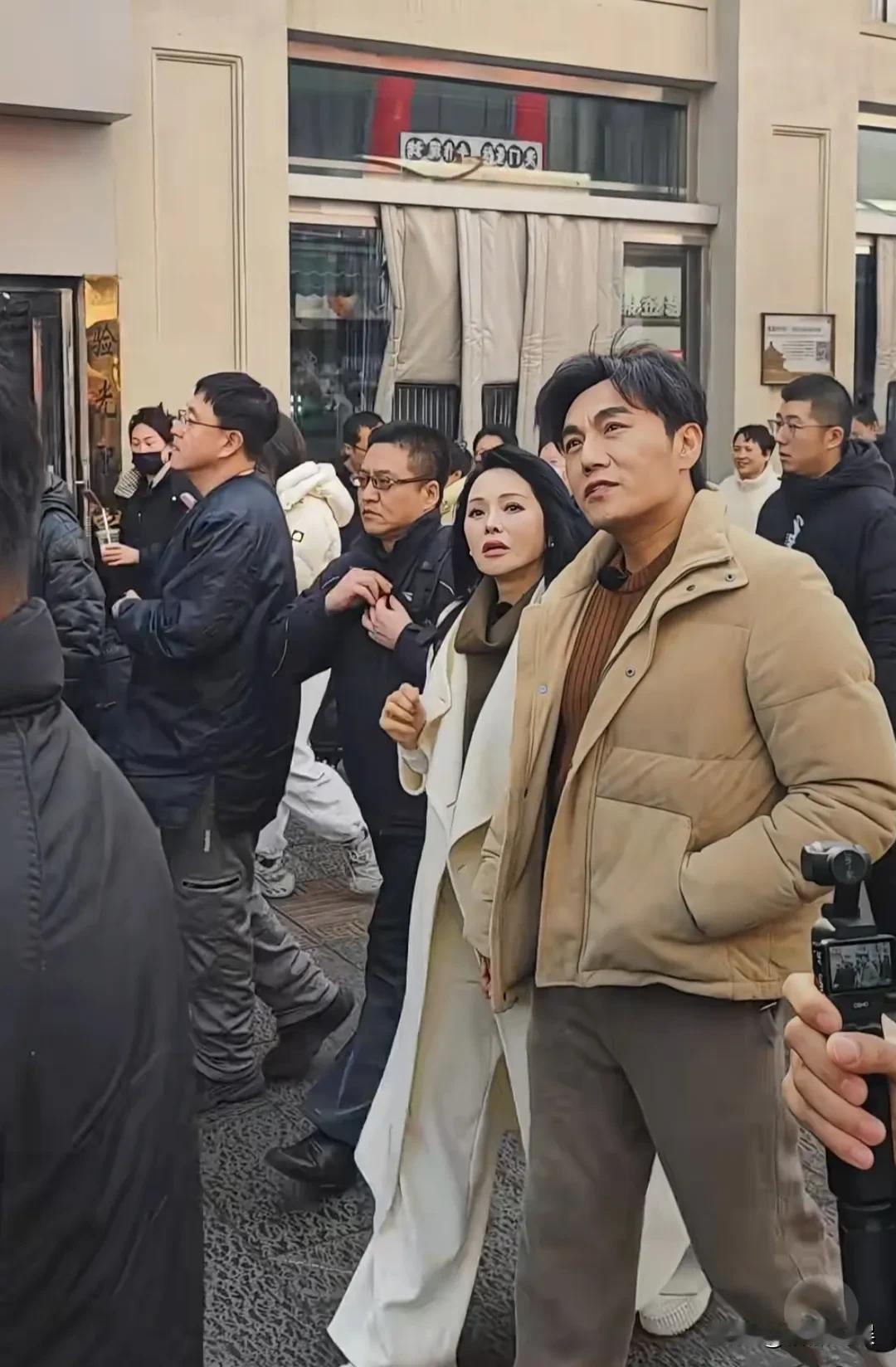 大年初五，伊能静和老公现身沈阳街头。伊能静穿着一身白色，白色呢大衣配白色阔腿裤