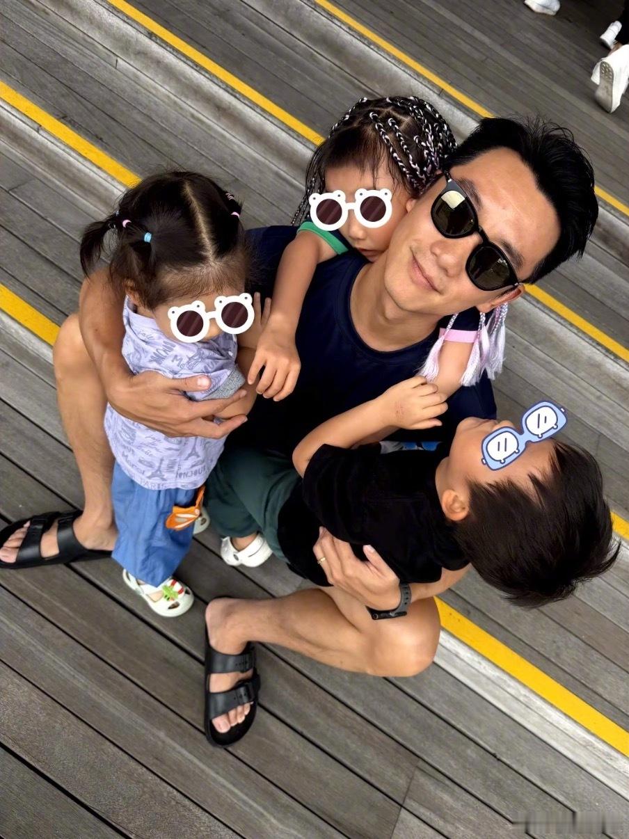 郑恺苗苗一家五口同框哇，郑恺苗苗发布一家五口在巴厘岛度假的合照，正式官宣了三胎