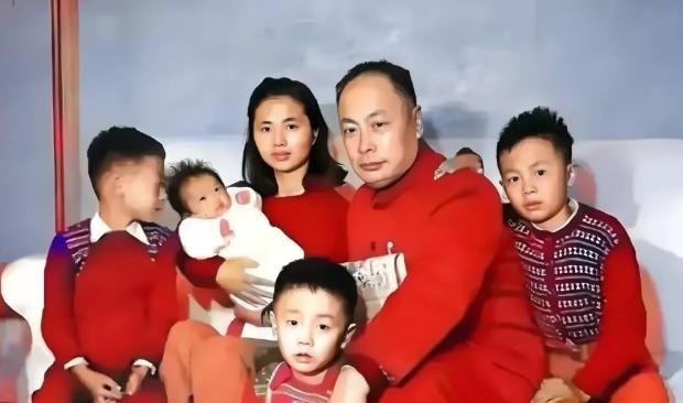 1951年这张全家福里,50岁的元帅陈毅已微微发福,他侧身搂住的爱妻张茜,虽不到