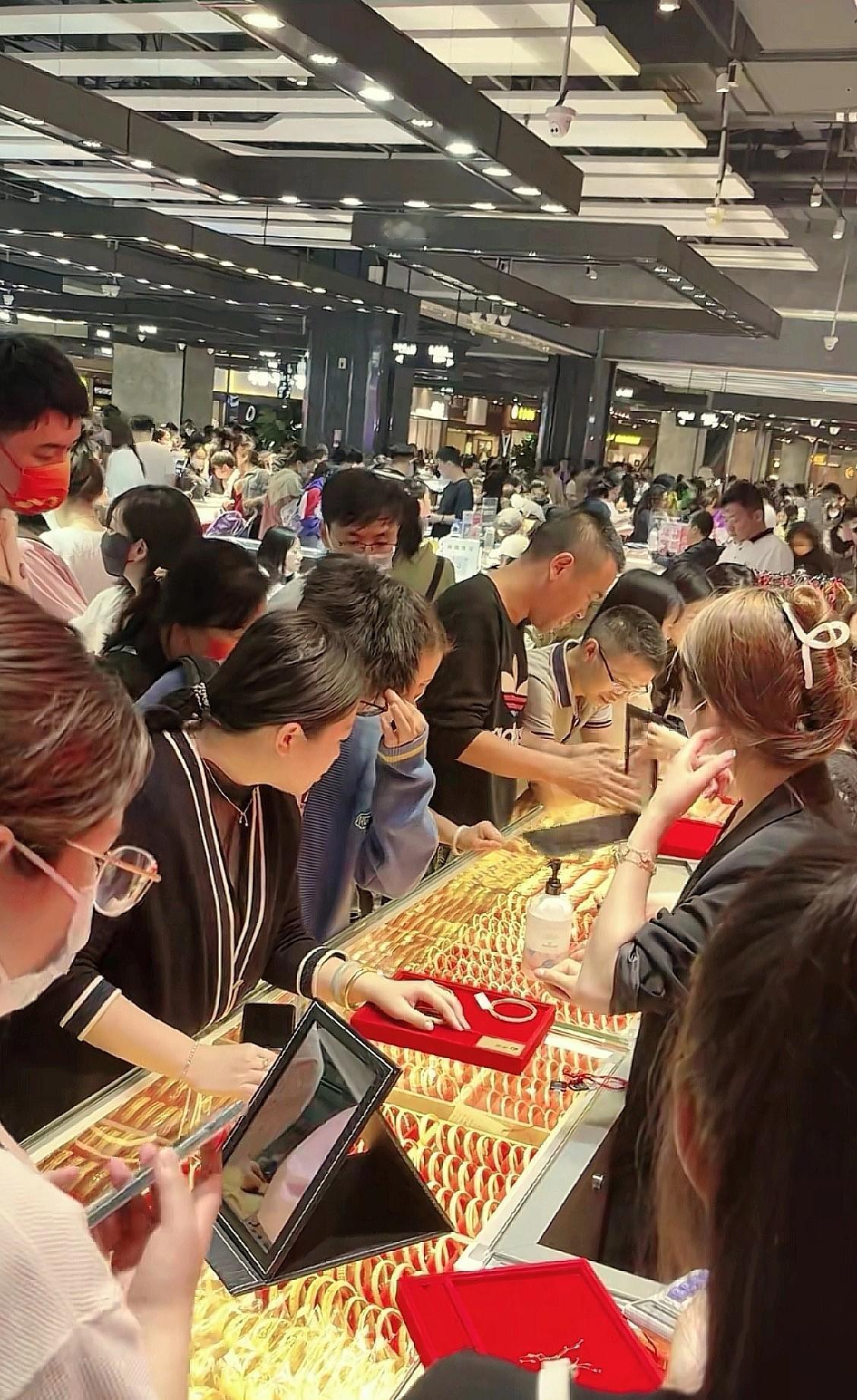“买黄金”这事，最近真是让人心里打鼓。刚刚听到小区保安感叹，他女儿昨天兴冲冲地买