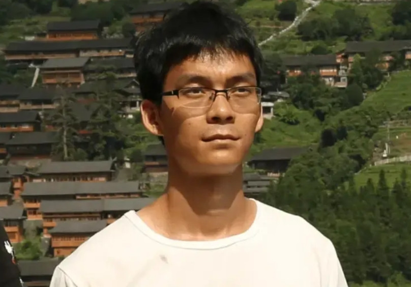 看了丁远昭的经历，唐尚珺估计很难淡定了。1985年出生的清北高材生丁远昭，工