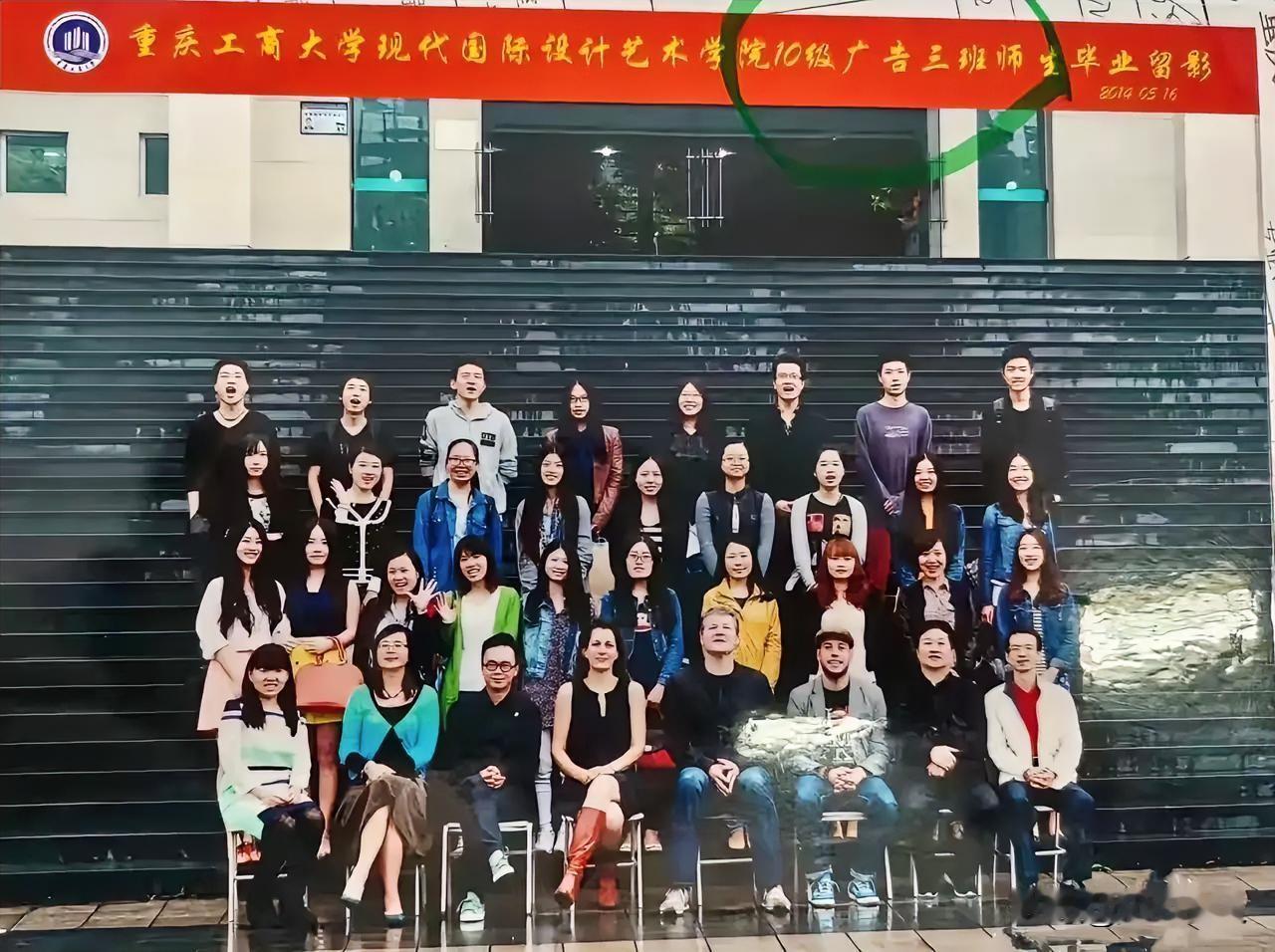 这个世界果然是一个巨大的草台班子！重庆工商大学校史馆发了一张肖战的毕业照，搞笑