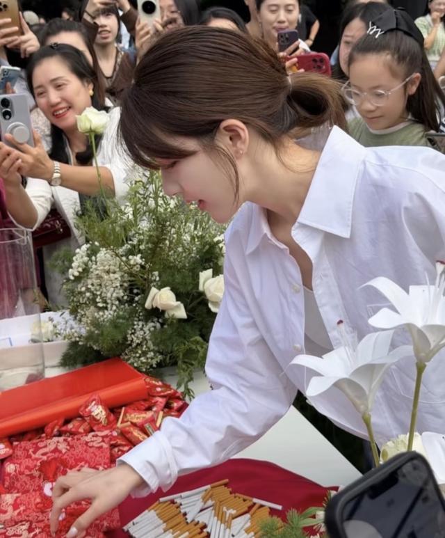有人说，赵露思怎么搞的？去参加婚礼咋穿得这么日常……对此你们怎么看呢？我觉得