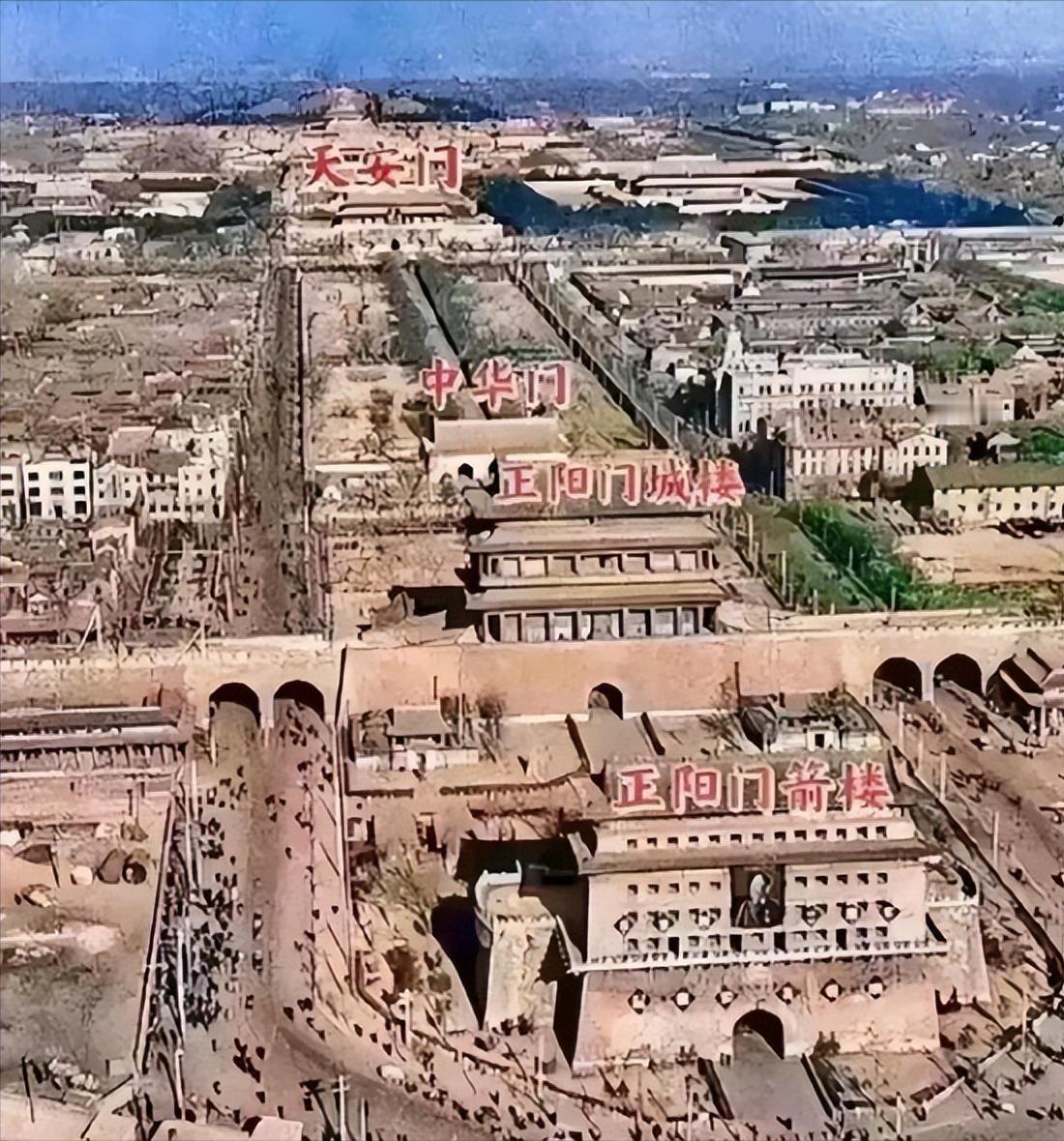 这是天安门原来的样子，事实证明，梁思成和林徽因是有远见的人，可惜，在郭沫若的一再