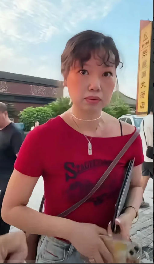 重庆文旅一年努力彻底白干！他们做梦也没想到，洪崖洞红衣女居然嚣张到连帽子叔叔