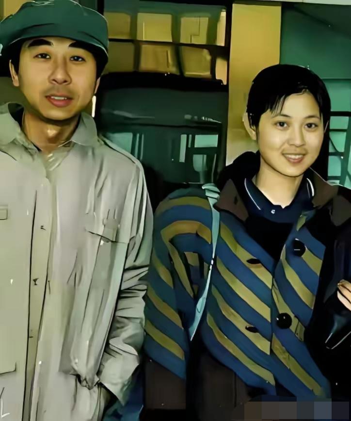 这张珍贵老照片一个是相声巨星，一位是最美主持一姐，你能认出他（她）俩是谁吗？