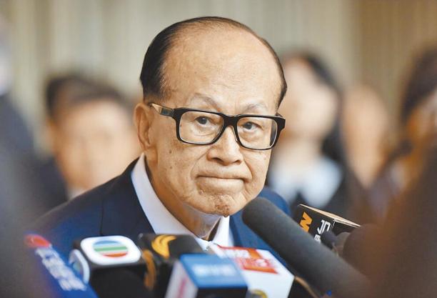 李嘉诚又出手了，这次是彻底清仓英国电讯业务。5月5日，长江和记实业一纸公告，把持
