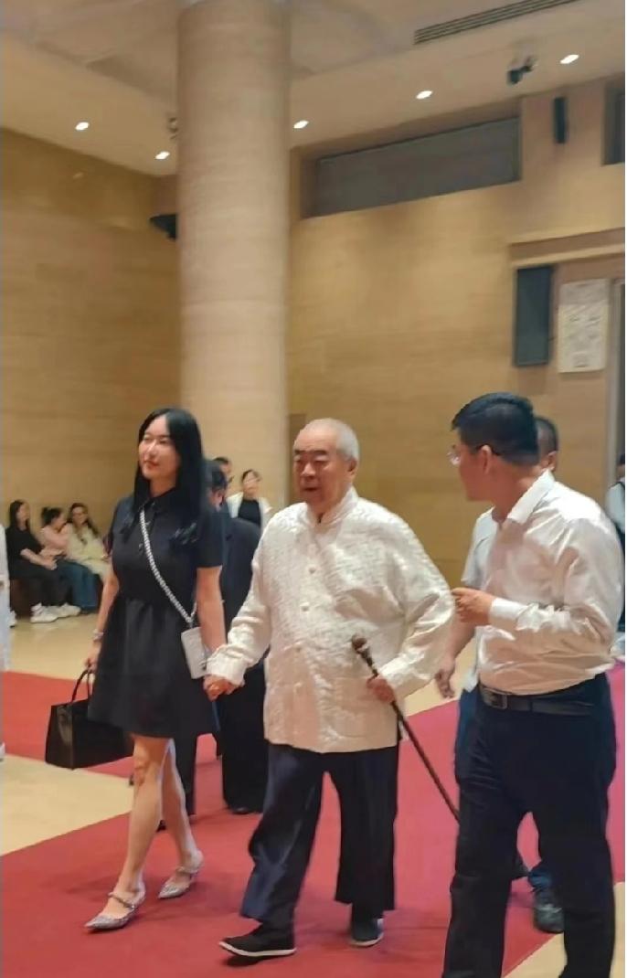 国画大师范曾洋洋洒洒千余字，把他近来的遭遇和他所做出的决定一并发布到了网上，引起