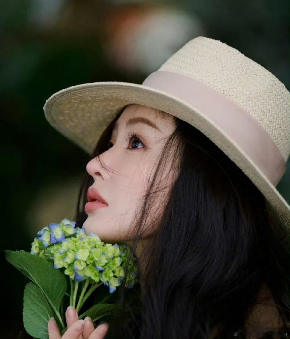 张天爱送了全团队CHANELomg有那么大方美丽的老板做梦都得笑醒吧！