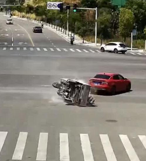 一名骑电动三轮车的人因闯红灯，与一辆私家车相撞，三轮车车主伤势较重，被送进了医院