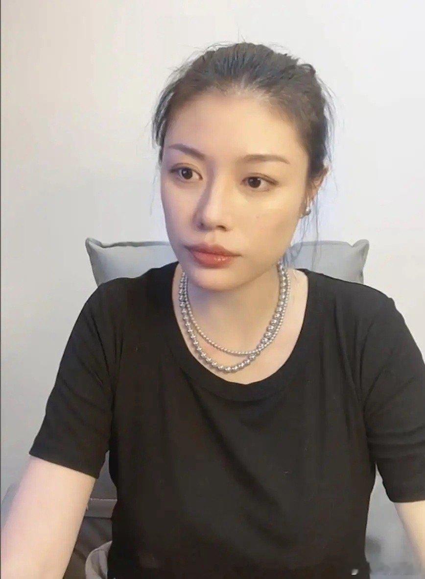 葛荟婕说：小苹果的爷爷奶奶是文化人，素质很高，把小苹果交给他们我很放心，不像自己