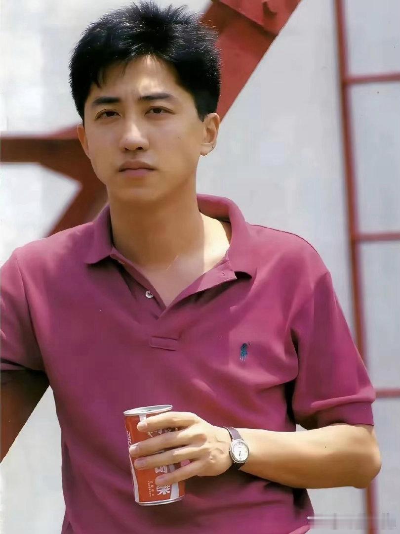 年轻时期的庾澄庆样貌帅气穿搭新潮，风采出众，丝毫不逊色于如今的新生代艺人
